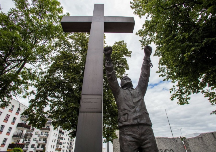 Krzyż Wdzięczności w Lublinie, pomnik upamiętniający strajk na terenie Lubelskich Zakładów Naprawy Samochodów w lipcu 1980 roku Uczczono 43. rocznicę Lubelskiego Lipca