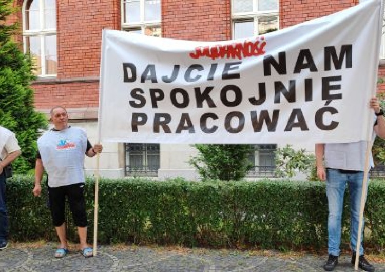 Pikieta pod Sądem Okręgowym w Świdnicy Związkowcy z