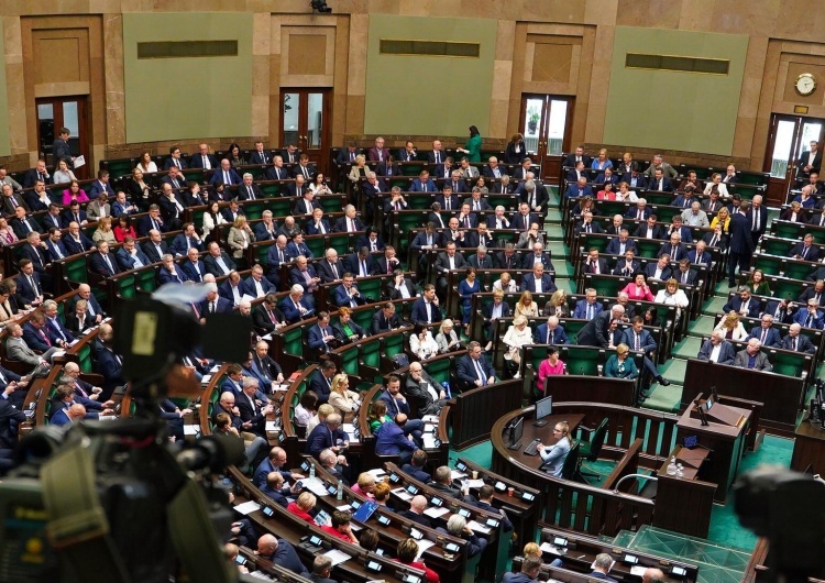 Obrady Sejmu RP  Spora przewaga PiS. Zobacz najnowszy sondaż