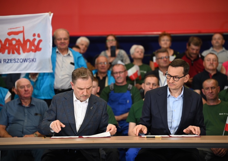 Podpisanie porozumienia Rząd-Soldiarność Senat poparł nowelizacje ustaw budżetowej i okołobudżetowej. Piotr Duda: To dobry dzień dla Solidarności i dla pracowników