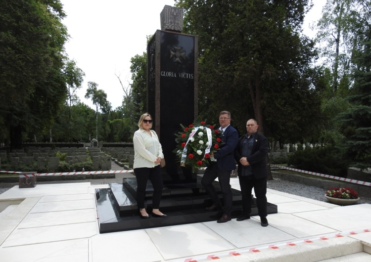 Delegacja mazowieckiej Solidarności przxy pomniku Gloria Victis „Pamięć o Powstaniu Warszawskim jest źródłem naszej siły”. Mazowiecka „S” oddała hołd Powstańcom