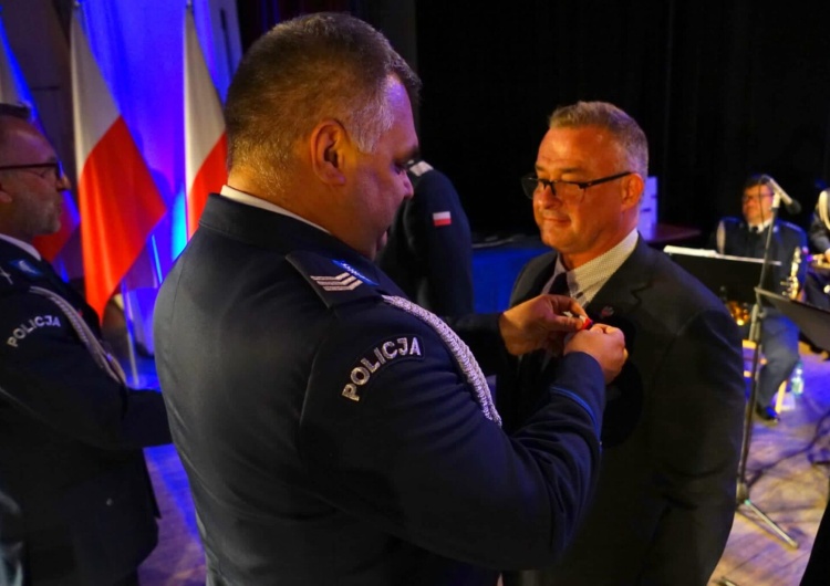 Ceremonia odnzaczenia przewodniczącego Sebastiana Gawronka Przewodniczący bydgoskiej „S” odznaczony Brązowym Krzyżem Zasługi