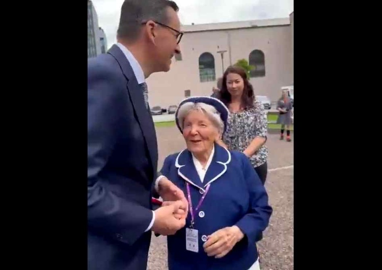 Mateusz Morawiecki z uczestniczką Powstania Warszawskiego Premier Morawiecki spotkał się z uczestniczką Powstania Warszawskiego. Sieć obiegło wzruszające nagranie