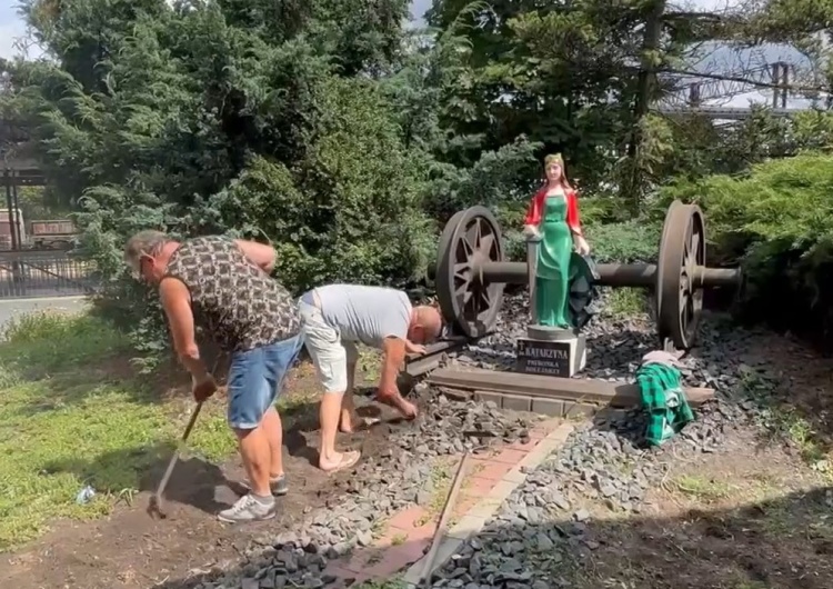 Emeryci z „S” zakasali rękawy i uporządkowali teren wokół figury św. Katarzyny