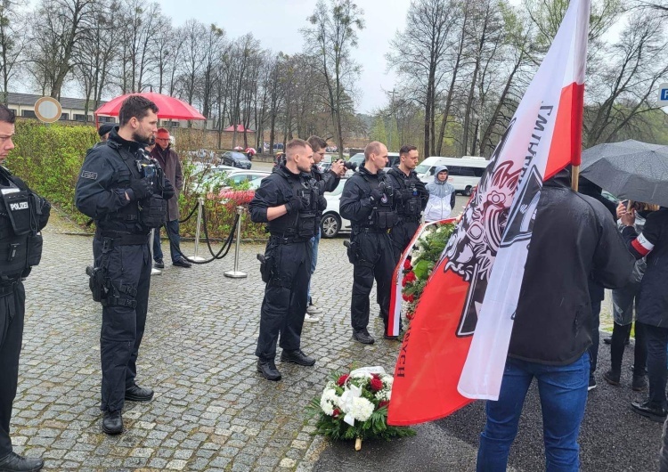 Obchody wyzwolenia niemieckiego obozu koncentracyjnego w Ravensbruck Sędzia znieważała symbole NSZ. Jest wniosek o wszczęcie postępowania