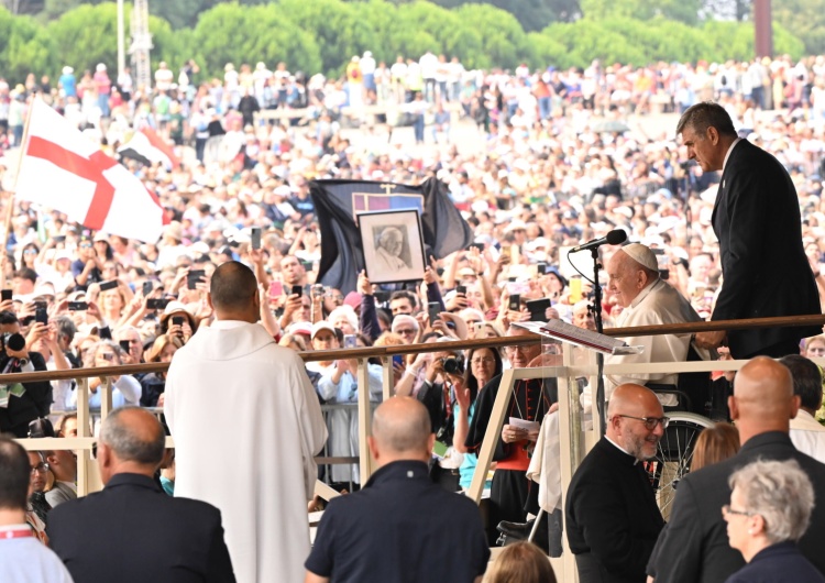 Papież Franciszek w Fatimie Fatima: 200 tys. wiernych z całego świata na modlitwie różańcowej z papieżem