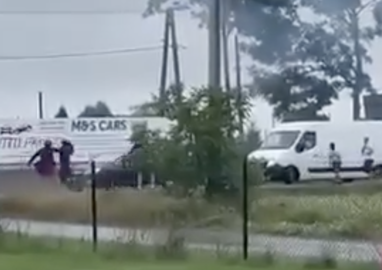 Porachunki pseudokibiców Porachunki pseudokibiców podczas turnieju w Małopolsce. Nie żyje jedna osoba [WIDEO]