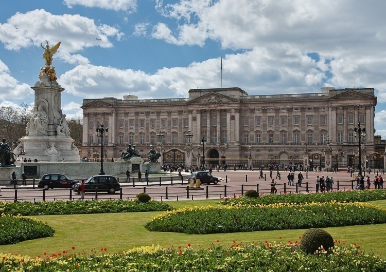 Pałac Buckingham Problem w Pałacu Buckingham. Książę poważnie chory