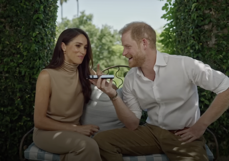 książę Harry i Meghan Markle Meghan Markle złożyła pozew o rozwód i wyprowadziła się do hotelu. Wcześniej obrączkę odesłała pocztą
