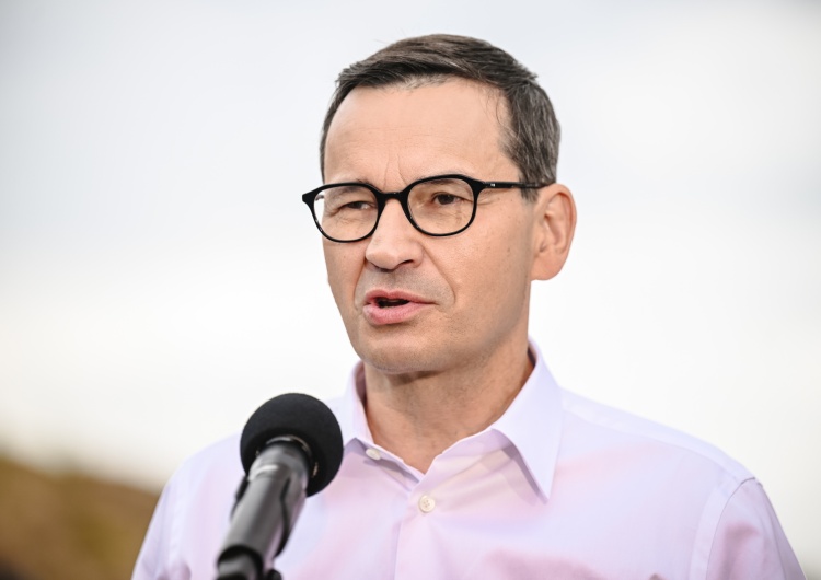 Premier Morawiecki Premier Morawiecki ostrzega przed Tuskiem: Kojarzycie tego faceta? Kłamie jak pospolity oszust