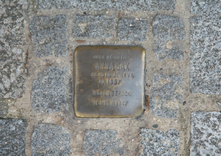 Stolpersteine Anny Sax, zamordowanej w KL Ravensbrueck. Austria Paweł Jędrzejewski: Dlaczego Polacy mają „potykać się” o niemieckie zbrodnie?