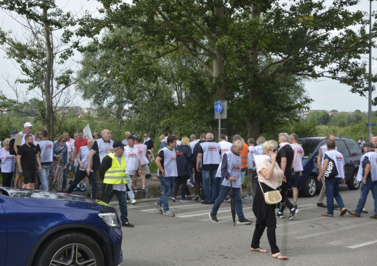 „Żądamy od rządu wywiązania się z porozumienia!” Rybacy z „S” zablokowali przejazd z Władysławowa na półwysep Helski