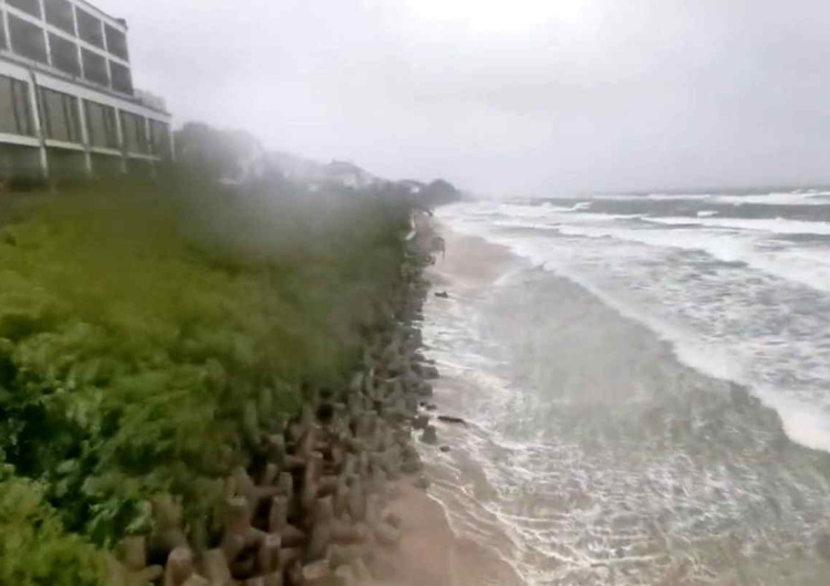 Wichura nad Bałtykiem „Taka pogoda jest pomyłką”. Koszmar turystów nad Bałtykiem 