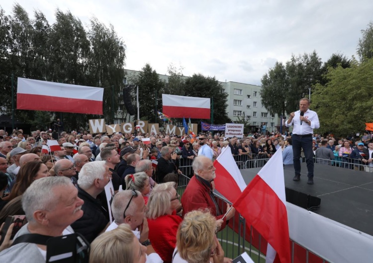 Donald Tusk na wiecu w Legionowie Tusk mówił o „tysiącach” na spotkaniu w Legionowie. Internauci publikują nagrania z lotu ptaka [WIDEO]