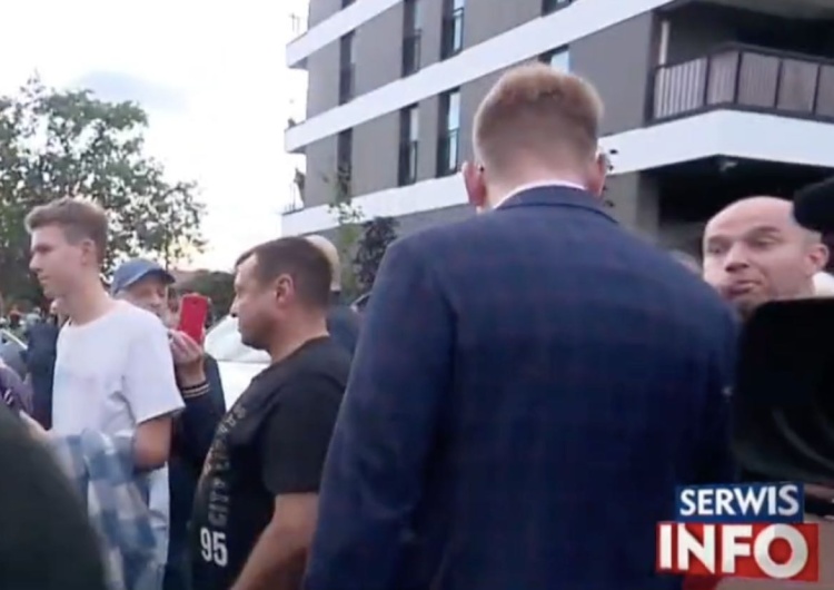 Nagranie opublikowane przez TVP Info Dziennikarz TVP zaatakowany na spotkaniu z Tuskiem. Jest nagranie [WIDEO]