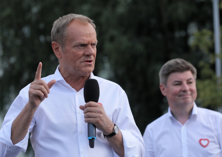 Donald Tusk Prezes PiS ogłosił pierwsze pytanie referendalne. Tak zareagował Tusk