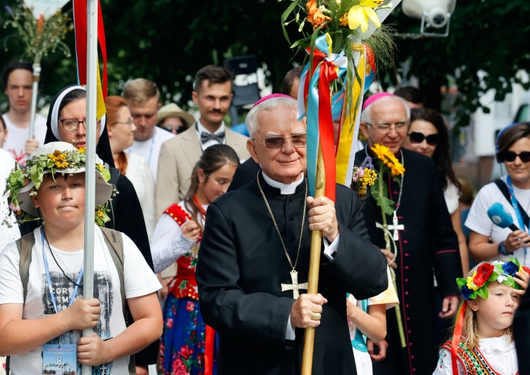 abp Marek Jędraszewski podczas przywitania pielgrzymów 43. Pieszej Pielgrzymki Krakowskiej na Jasną Górę Abp Jędraszewski do pielgrzymów: Naszym wielkim apostolskim zadaniem jest dzielić się radością wiary