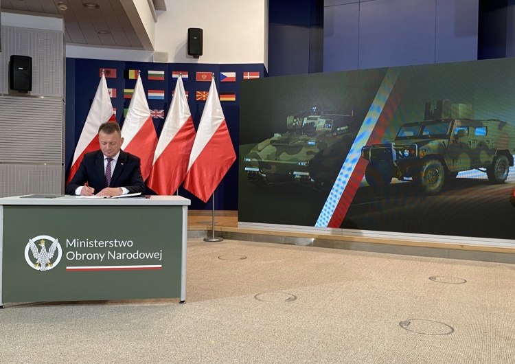 Mariusz Błaszczak Nowe pojazdy dla Wojska Polskiego. Szef MON zatwierdził umowy z PGZ