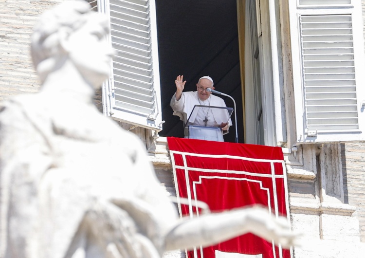 Papież Franciszek Anioł Pański. Papież: Uwielbienie jest jak drabina - podnosi w górę serca
