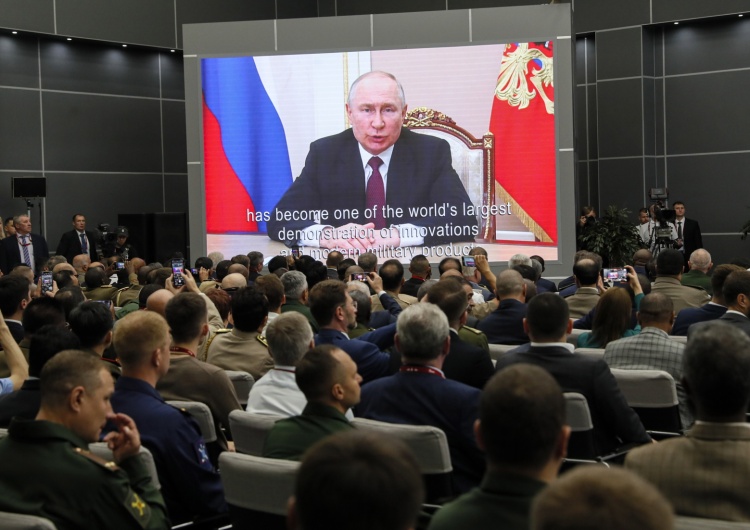 Władimir Putin „Moskwa będzie przeciągać wojnę do decydujących dla losów Ukrainy wyborów w USA”