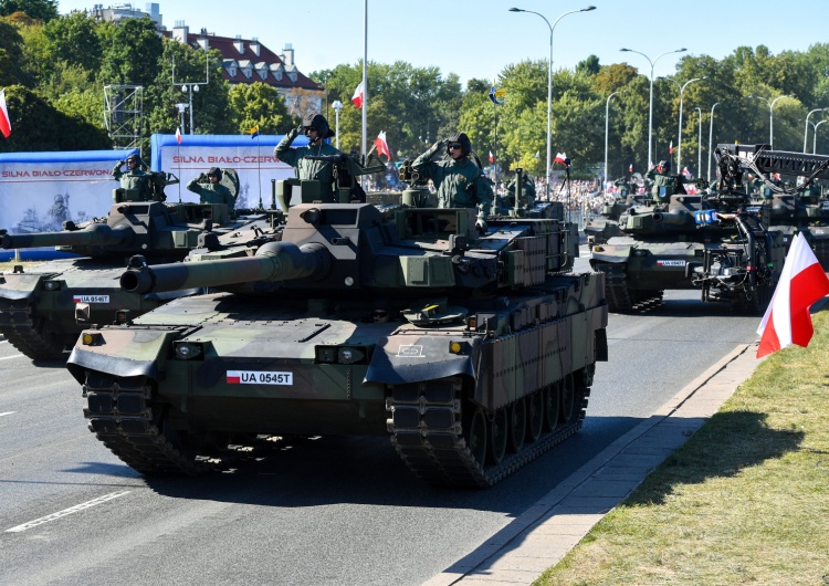 Defilada wojskowa w Warszawie, 15 sierpnia 2023 r. CNN: Polska organizuje największą defiladę wojskową od dziesięcioleci, ponieważ jej wpływy w Europie rosną