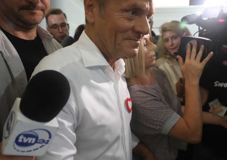 Tusk „Życzę Tuskowi stanięcia obiema nogami na twardej ziemi, a nie bujania w obłokach”