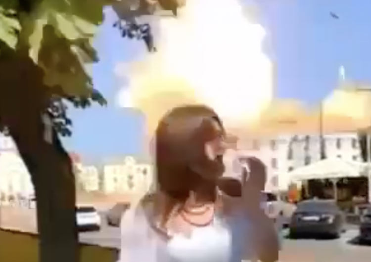 uderzenie rakiety w Teatr Dramatyczny w Czernihowie Rosja zaatakowała Czernihów. W sieci pojawiło się nagranie z momentu uderzenia rakiety [WIDEO]