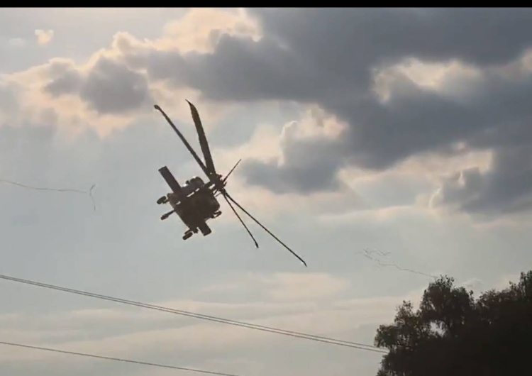Black Hawk zrywający linie energetyczne [WIDEO] 
