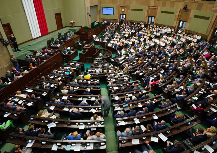 Obrady Sejmu RP Dlaczego Prawo i Sprawiedliwość jeszcze nie zaprezentowało list wyborczych? Ważny polityk PiS odpowiada