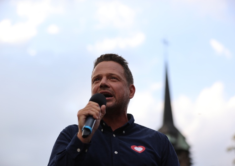 Rafał Trzaskowski w Skawinie Młody człowiek o tym, że nie chce cię uczyć, bo wyjedzie z Polski. Trzaskowski ze zrozumieniem [VIDEO]
