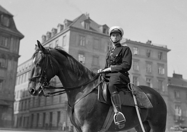 Funkcjonariusz policji konnej w mundurze letnim, plac Zamkowy w Warszawie, 1934 Marcin Bąk: Stróże prawa w szable zbrojni