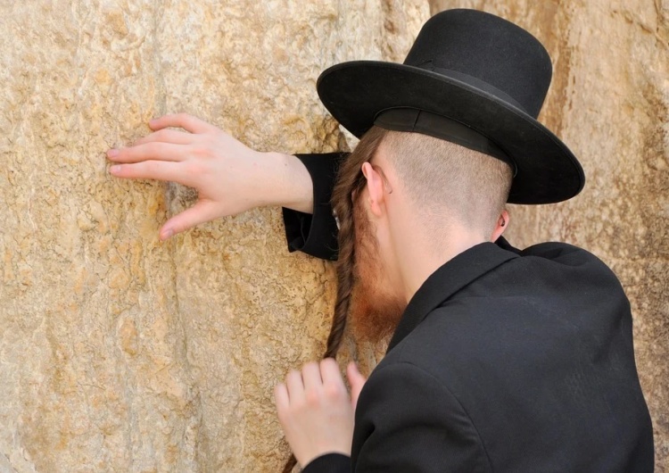 Żyd pod Ścianą Płaczu w Jerozolimie Niemcy. Wicepremier Bawarii z zarzutami o antysemityzm