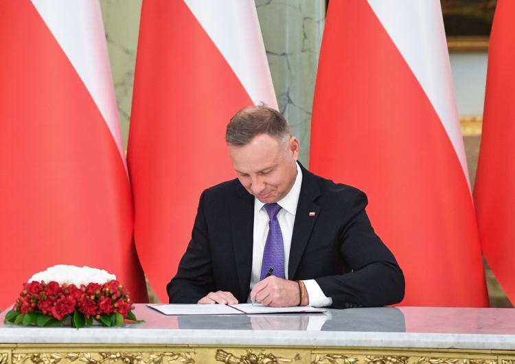 Andrzej Duda Prezydent Duda podpisał ustawę o bezpłatnych lekach dla dzieci do lat 18 i dla seniorów powyżej 65 lat