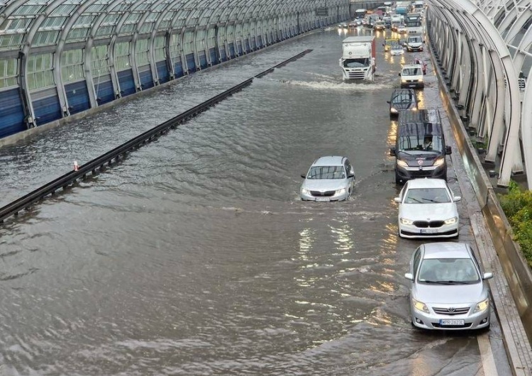 Zalana trasa S8 pomiędzy wiaduktem ul. Mickiewicza a Wybrzeżem Gdyńskim [FOTO] Warszawa: Paraliż na S8. Strażacy usiłują dostać się do zalanych samochodów
