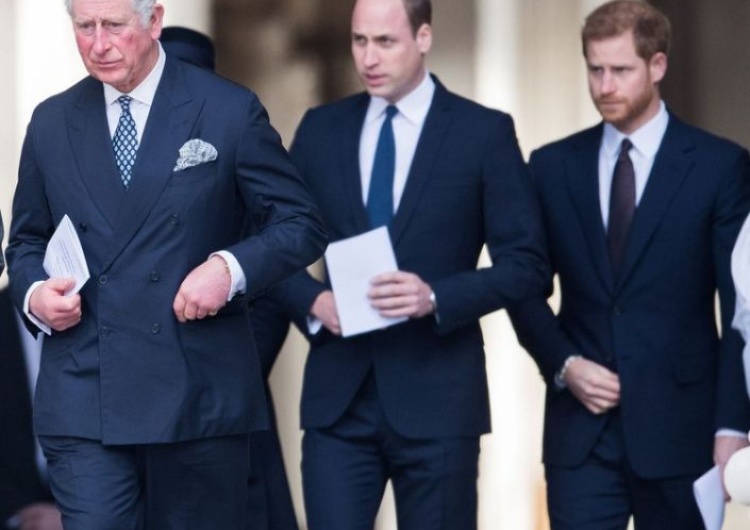 Król Karol III, książę William i książę Harry Burza w Pałacu Buckingham. Brytyjskie media ujawniły nowe kłamstwo księcia