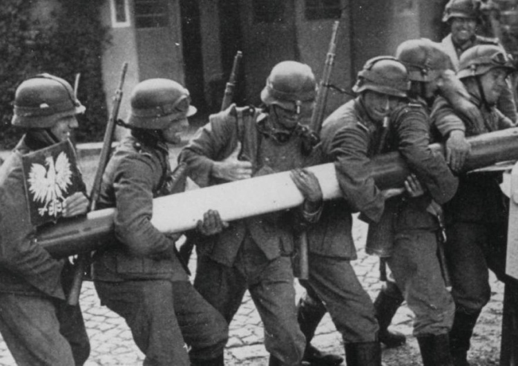 Niemieccy żołnierze inscenizują dla celów propagandowych scenę łamania polskiego szlabanu granicznego w Kolibkach. Wrzesień 1939 r. (AIPN) 84 lata temu Niemcy zaatakowały Rzeczpospolitą. Wybuchła II wojna światowa