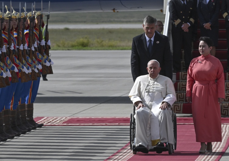 Franciszek przyleciał do Mongolii Papież przybył do Mongolii