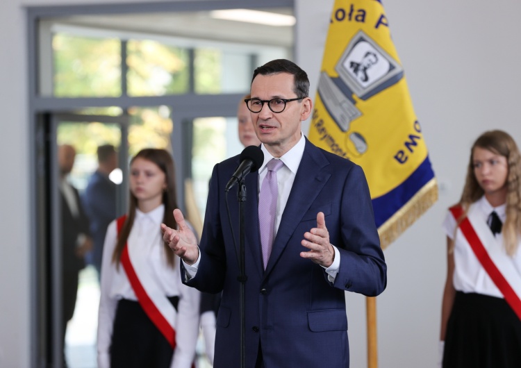 Premier Morawiecki w Szkole Podstawowej im. Władysława Reymonta w Rokicinach Rozpoczęcie roku szkolnego 2023. Premier Morawiecki złożył uczniom życzenia 