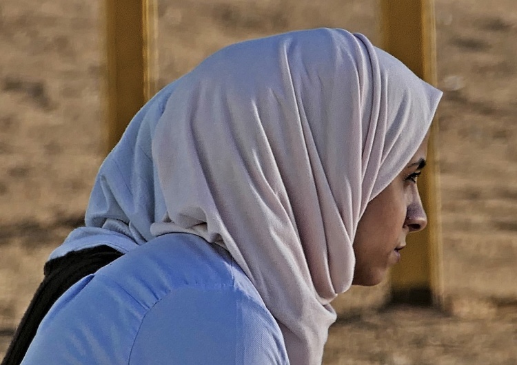 zdjęcie poglądowe Instrukcja kamienowania kobiet - potępienie kazania brytyjskiego imama