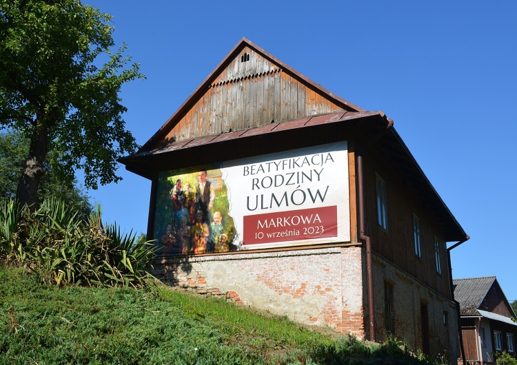 Plakat beatyfikacyjny Rodziny Ulmów Dykasteria ds. Kanonizacyjnych: Siódme dziecko Ulmów beatyfikowane jako dziecko narodzone
