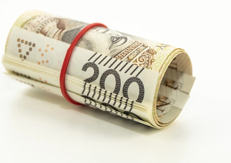 Banknoty dwustuzłotowe. Ilustracja poglądowa Dziś posiedzenie RPP. Według ekspertów Rada rozpocznie cykl cięć stóp procentowych
