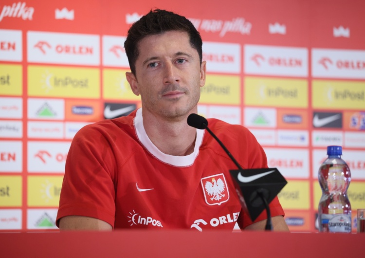 Robert Lewandowski  Burza wokół Roberta Lewandowskiego. Znany piłkarz mocno o kapitanie reprezentacji Polski 