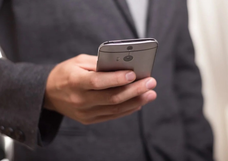 Smartfon. Ilustracja poglądowa Eksperci: W pierwszym tygodniu września PiS miało ponad 66 razy większe zasięgi na YT niż Platforma