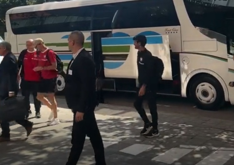 Reprezentacja Polski  Polacy już w Albanii. Uwagę zwróciła sytuacja przed hotelem [WIDEO]