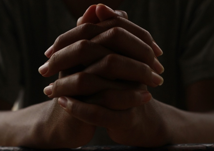 Ręce złożone do modlitwy. Ilustracja poglądowa Marek Miśko: Czym jest pokora?