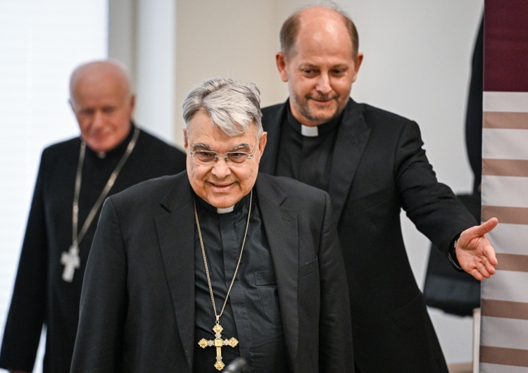 Od lewej, abp Adam Szal, kard. Marcello Semeraro, o. Leszek Gęsiak SJ Kard. Semeraro: Cieszmy się, bo Ulmowie radują się w niebie! Niemiecki polityk: Kłaniam się narodowi polskiemu!