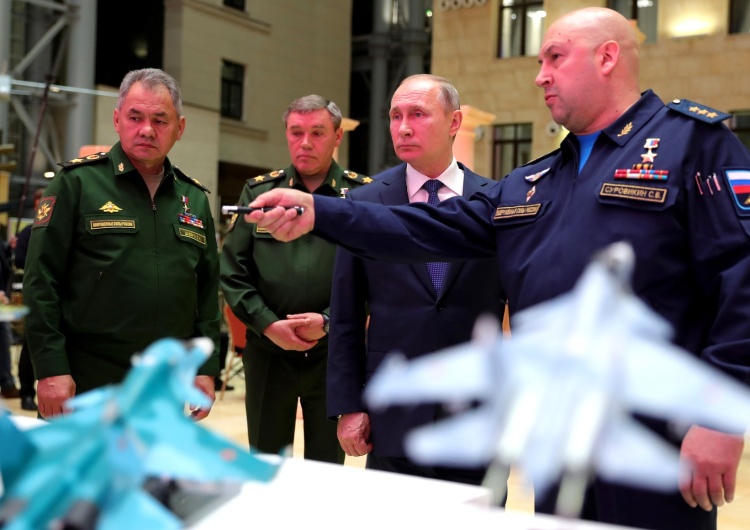 Gen. Siergiej Surowikin (z prawej) ISW: Kreml podjął decyzję ws. generała Surowikina