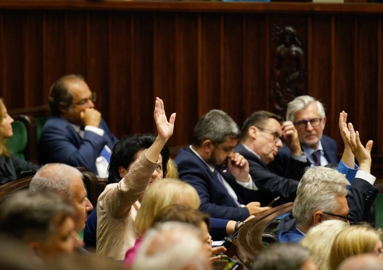 Obrady Sejmu RP PiS na prowadzeniu, duży spadek KO, Trzecia Droga poza Sejmem. Zobacz najnowszy sondaż