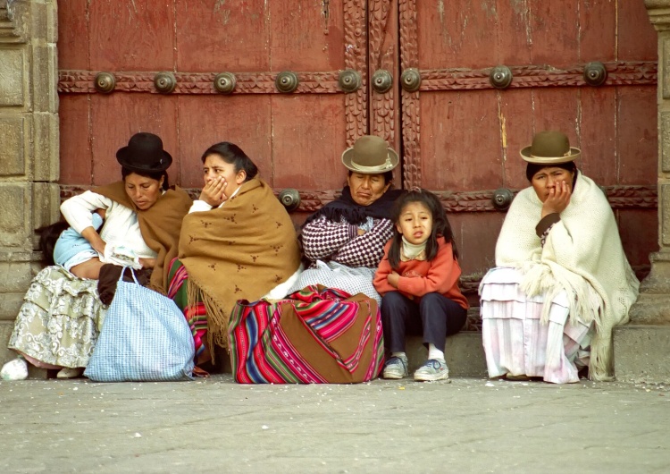 Boliwijskie kobiety pod katedrą w La Paz Trwają prace nad stworzeniem obrządku amazońskiego w Kościele katolickim