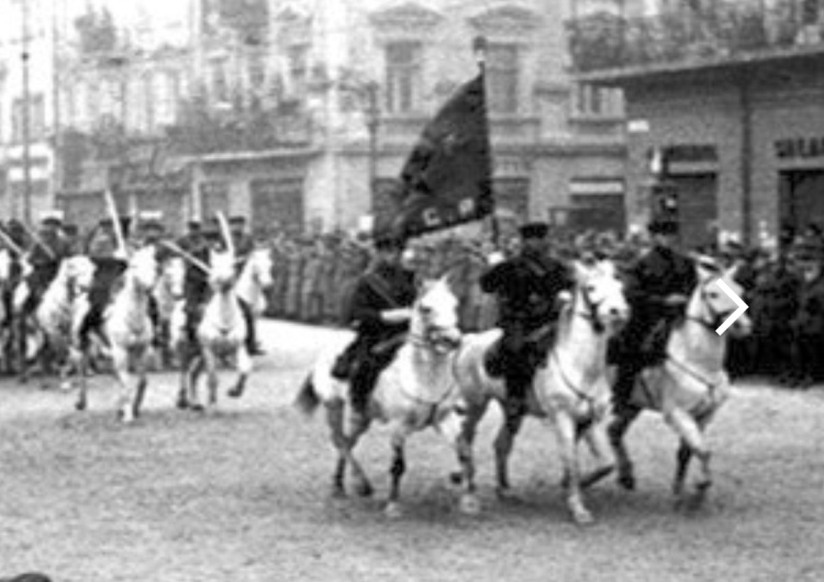 Defilada kawalerii sowieckiej po kapitulacji Lwowa 84. rocznica napaści ZSRR na Polskę